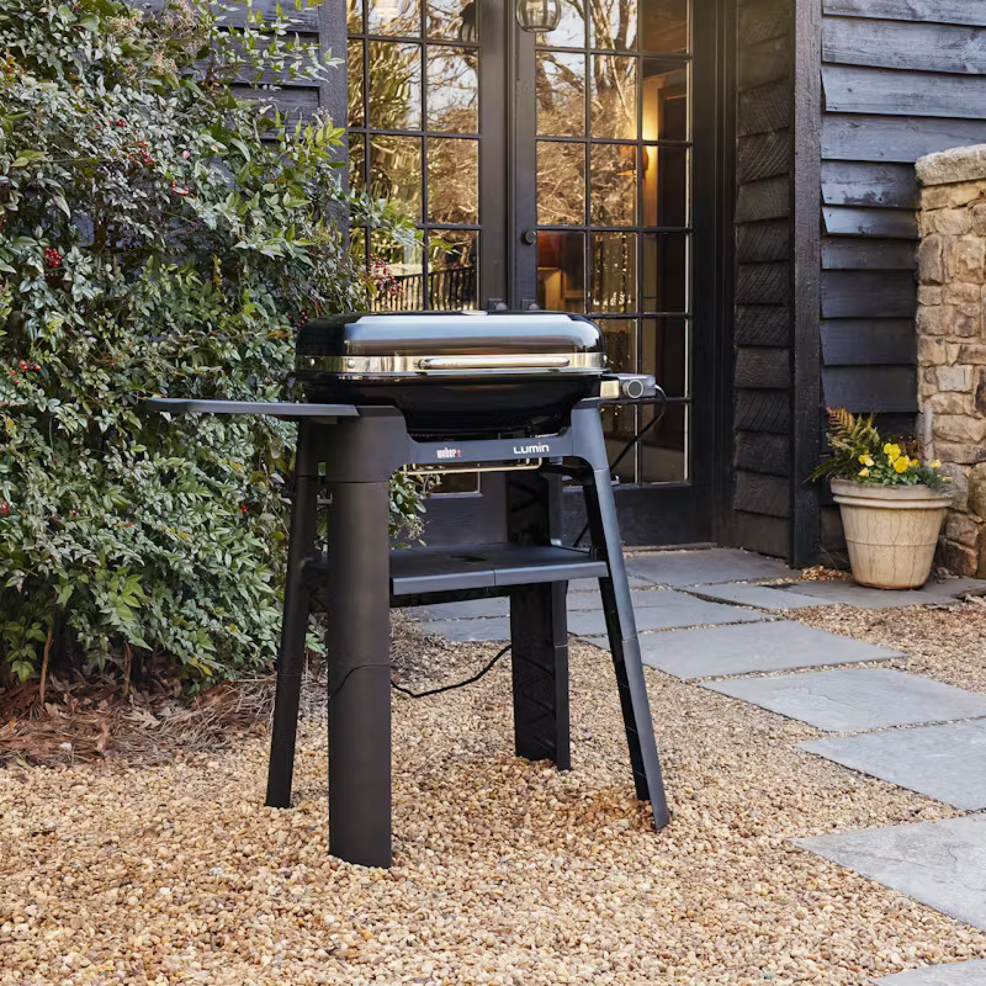 Preview: Weber Lumin elektrogrill im garten mit stand